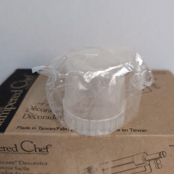 The Pampered Chef Easy Accent Decorator Cake Icing Frosting Kit 6 Tips 1778 - Picture 6 of 14